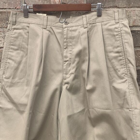 Take 50% OFF- Dockers Men's Pleated Tan Khaki No Wrinkle Shorts, Size-38W - Picture 2 of 8